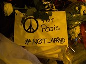 Hesla Pray for Paris a Not Afraid na pietním míst jednoho z atentát.
