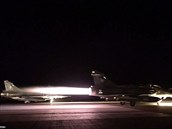 Francie provedla letecké údery na syrské msto Rakka, které je stediskem IS.