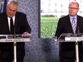 Prezident Zeman a premiér Sobotka na tiskové konferenci.