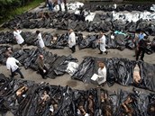 Mrtví po výbuchu bomby v beslanské kole.