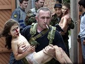 Záchranái vynáejí peiví z beslanské koly.