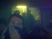 Fotografie poízená poté, co se lidé dostali z londýnského metra, kde vybuchla...