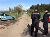 Dv z obtí nali policisté na odlehlé polní cest v Uhínvsi.