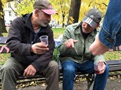 Bezdomovci Petr s Vojtchem vániv debatují o konzumovaných vínech.