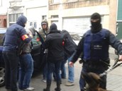Policie zatýká osobu podezelou z terorismu v bruselské tvrti Molenbeek.