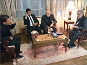Landu ve svém dom pijal i afghánský premiér.