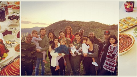 Poetná rodina Kardashianových a Jennerových byla na Den díkvzdání pohromad.