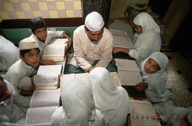 Děti se učí z koránu už odmala. Přitom náboženskou cestu by si měl každý vybrat až v dospělosti, po jistých životních zkušenostech