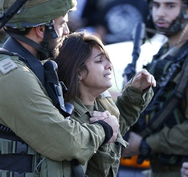 Izraelská vojaka se zhroutila poté, co Palestinec ubodal jejího kolegu.