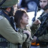 Izraelsk vojaka se zhroutila pot, co Palestinec ubodal jejho kolegu.