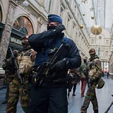 I přes den hlídá ulice Bruselu mnoho policistů a vojáků.