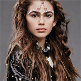 �trn�ctilet� Kaia je skute�n� kr�sn�.