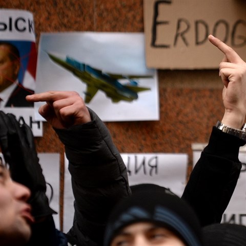 Na tureck velvyslanectv v Moskv zatoila asi tiscovka demonstrant.