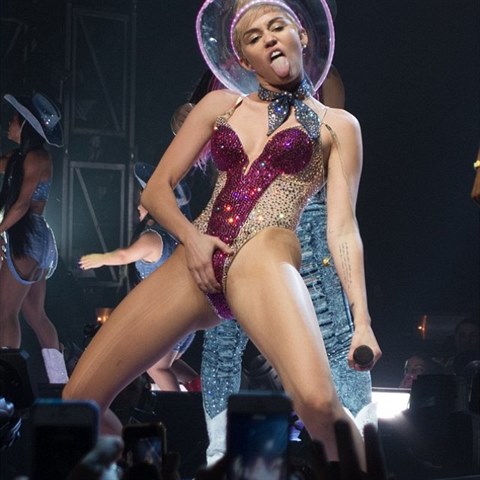 Vyplazen jazyk a ruka v rozkroku - s tmihle dvma gesty Miley odstartovala...