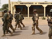 Francouzské jednotky hlídkují v ulicích hlavního msta Mali.