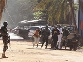 Armáda vtrhla do hotelu Radisson v Mali, snaí se osvobodit desítky rukojmích.