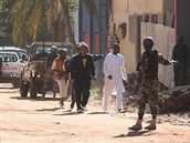 Armáda vtrhla do hotelu Radisson v Mali, snaí se osvobodit desítky rukojmích.
