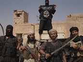 Islámský stát slibuje Evrop totální válku, jeho bojovníci se skrývají na ad...