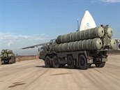 Ruský protiletadlový systém S-400 se pesouvá nedaleko syrské Latákíje leteckou...