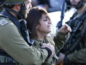 Izraelská vojaka se zhroutila poté, co Palestinec ubodal jejího kolegu.