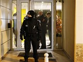 Policistka ped jedním z dom ve tvrti Montrouge, kde se pás nael.