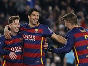 Barcelona slaví: Lionel Messi, Luis Suárez a Gerard Piqué.