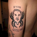 Ryan Gosling s pavoumi nokami. Ptme se na jedin - pro?