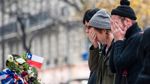 lenové kapely The Eagles Death of Metal se neubránili slzám.