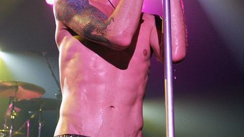 Weiland p�i vystoupení Velvet Revolver v pa�í�ském Bataclanu.