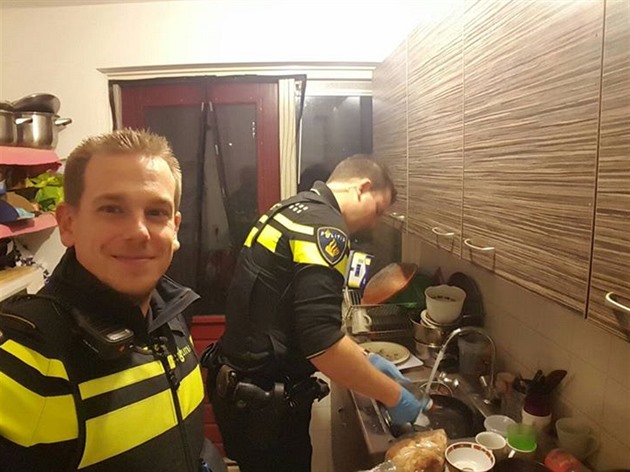 Tihle dva policisté by zaslouili metál za dobrosrdenost!