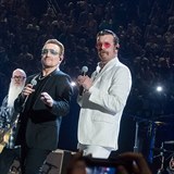 Kapely U2 propjila na posledn dva songy pdium slu Accor Hotels Arena...