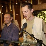 Vt Pohanka a Michal Kubal na tiskov konferenci po svm nvratu z Irku (2004).