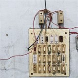 Takhle vypad elektrick panel v tovrn. V roce 2013 v Bangladi v tovrn na...