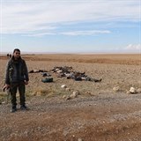 Vojk na pozad skupiny mrtvch bojovnk IS.
