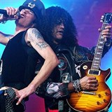 V roce 2003 se Weiland p�idal k rockov� �super kapele� Velvet Revolver. Hr�l tam spolu se Slashem a buben�kem Mattem Sorumem.