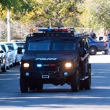 Policie v San Bernardinu musela nasadit obrnn vozy.