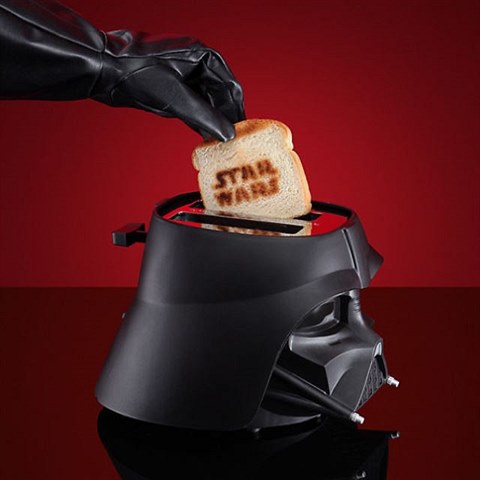 Je libo posndat toastky rovnou z Vaderovy hlavy?