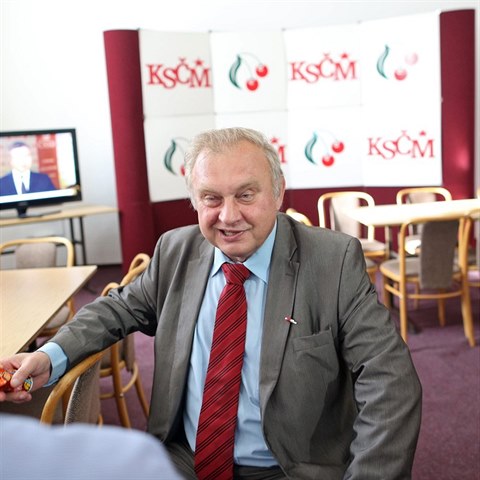 V politice je Miloslav Ransdorf u od roku 1990.