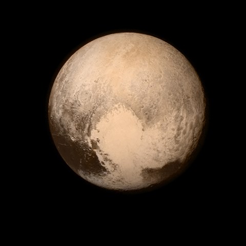 V ervenci jsme mohli poprv vidt, jak vlastn vesmrn trpaslk Pluto vypad.