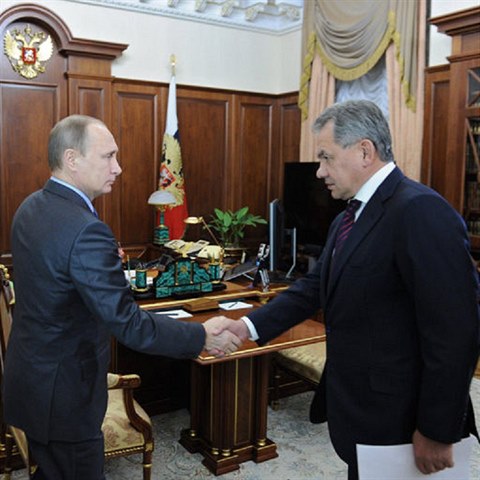 Vladimr Putin spolu s ruskm ministrem obrany Sergejem ojgu.