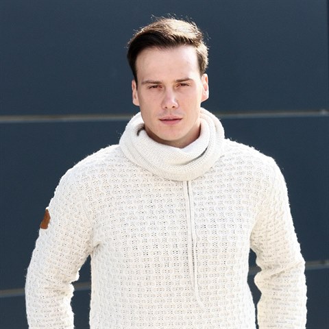 Petr Sucho� alias Kraso� rand� podle jeho koleg� s tenistkou Kl�rou Koukalovou.