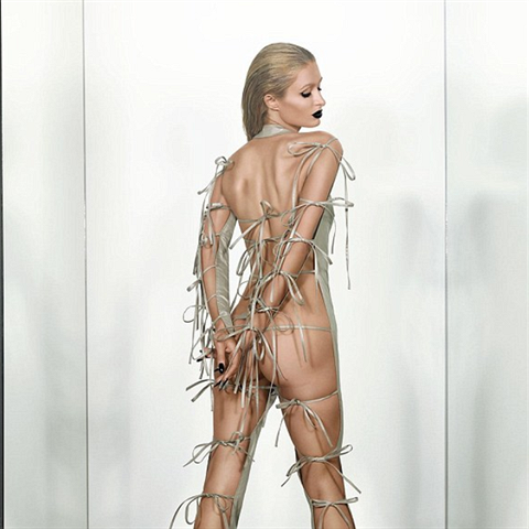 Paris Hilton odhalila sv kivky pro slavn magazn Paper.