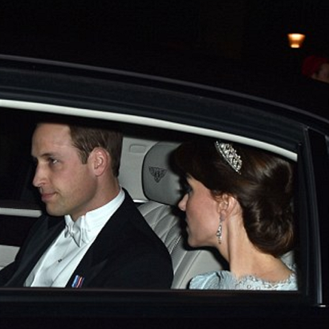 Na diplomatickou recepci do Buckinghamskho palce s Kate dorazil i princ...