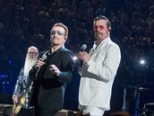 Kapely U2 propjila na poslední dva songy pódium sálu Accor Hotels Arena...