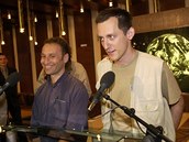 Vít Pohanka a Michal Kubal na tiskové konferenci po svém návratu z Iráku (2004).