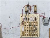 Takhle vypadá elektrický panel v továrn. V roce 2013 v Bangladéi v továrn na...