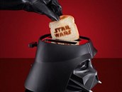Je libo posnídat toastíky rovnou z Vaderovy hlavy?