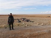 Voják na pozadí skupiny mrtvých bojovník IS.