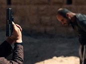 Dti IS hrají na zvrácenou schovávanou se zajatci a pistolemi v rukou.