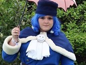Aneta Ransdorfová v modrém kostýmu.